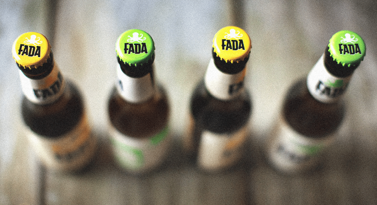image de quatre bouteilles de bière La Fada vu de trois-quart de dessus